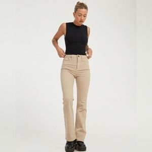 Motel Sandwash colored bootleg/High-waisted Jeans. Super cute on!